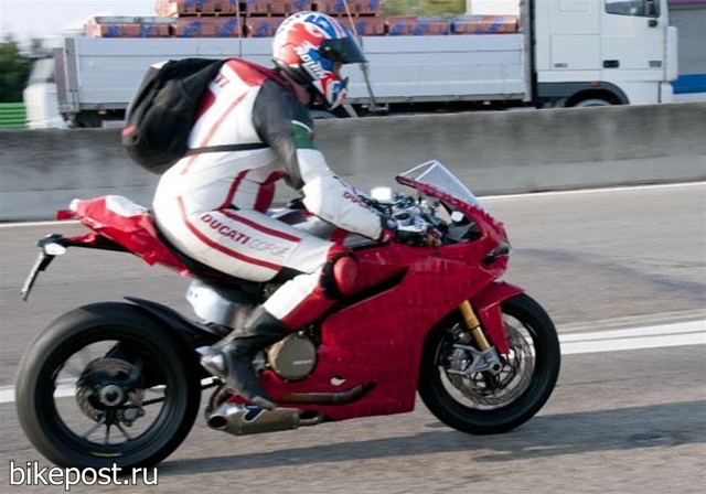 Новые фотографии спортбайка Ducati 1199 Panigale 2012