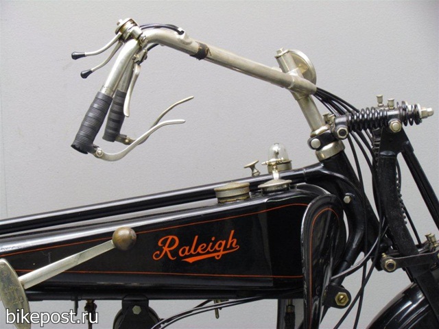 Старинный мотоцикл Raleigh Flat Twin 1922
