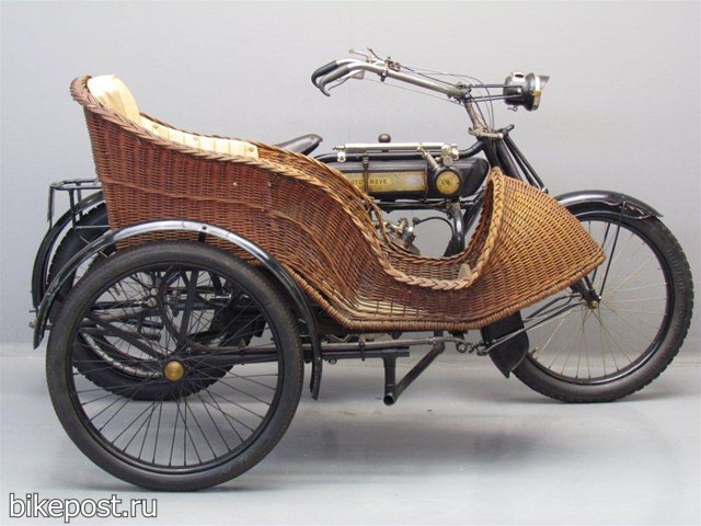 Старинный мотоцикл Moto Reve 500 (1918)