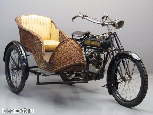 Старинный мотоцикл Moto Reve 500 (1918)