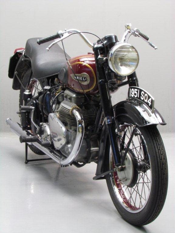 Ретро мотоцикл Ariel Square Four 1951